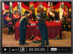 El Presidente del Estado Plurinacional, recibe la Moneda Conmemorativa de Oruro de manos del Presidente del BCB
